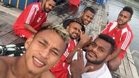 Penyerang sayap Persebaya Surabaya, Osvaldo Haay, menikmati momen liburan dengan berkunjung ke Kampung Tobati, sebuah pulau kecil di utara Pulau Papua yang masih masuk Kota Jayapura. (Bola.com/Aditya Wany)