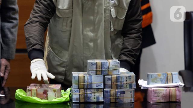 Tumpukan Uang Barang Bukti Penangkapan dan Penahanan Bupati Bogor Ade Yasin