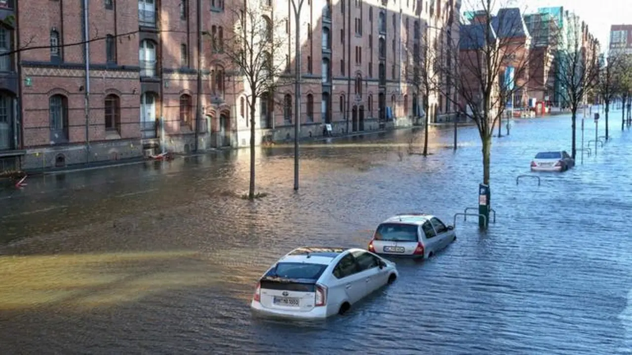 Beberapa mobil di Hamburg, Jerman tergenang air akibat badai yang melanda wilayah Eropa (AFP)