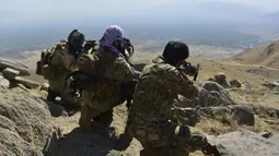 Gerakan perlawanan Afghanistan dan pasukan pemberontak anti-Taliban ambil posisi saat patroli di puncak bukit di daerah Darband, Distrik Anaba, Provinsi Panjshir, 1 September 2021. Panjshir terkenal dengan pertahanan alami yang tak pernah ditembus pasukan Soviet atau Taliban. (AHMAD SAHEL ARMAN/AFP)