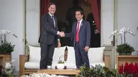 Presiden Joko Widodo (Jokowi) dan Perdana Menteri (PM) Belanda Mark Rutte berjabat tangan di beranda belakang Istana Merdeka, Jakarta, Rabu (23/11). Jokowi dan PM Belanda melakukan pembicaraan khusus empat mata. (Liputan6.com/Faizal Fanani)