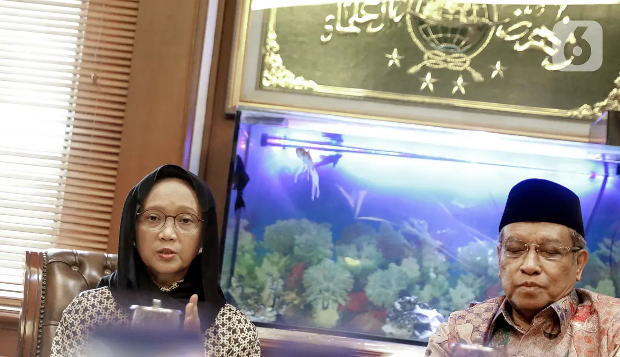 Menteri Luar Negeri (Menlu) Retno LP Marsudi (kiri) dan Ketua Umum PBNU Said Aqil Siradj memberikan keterangan seusai melakukan pertemuan di Kantor PBNU, Jakarta, Selasa (11/2/2020). Pertemuan membahas wacana pemulangan WNI eks kelompok ISIS ke Indonesia. (Liputan6.com/Faizal Fanani)