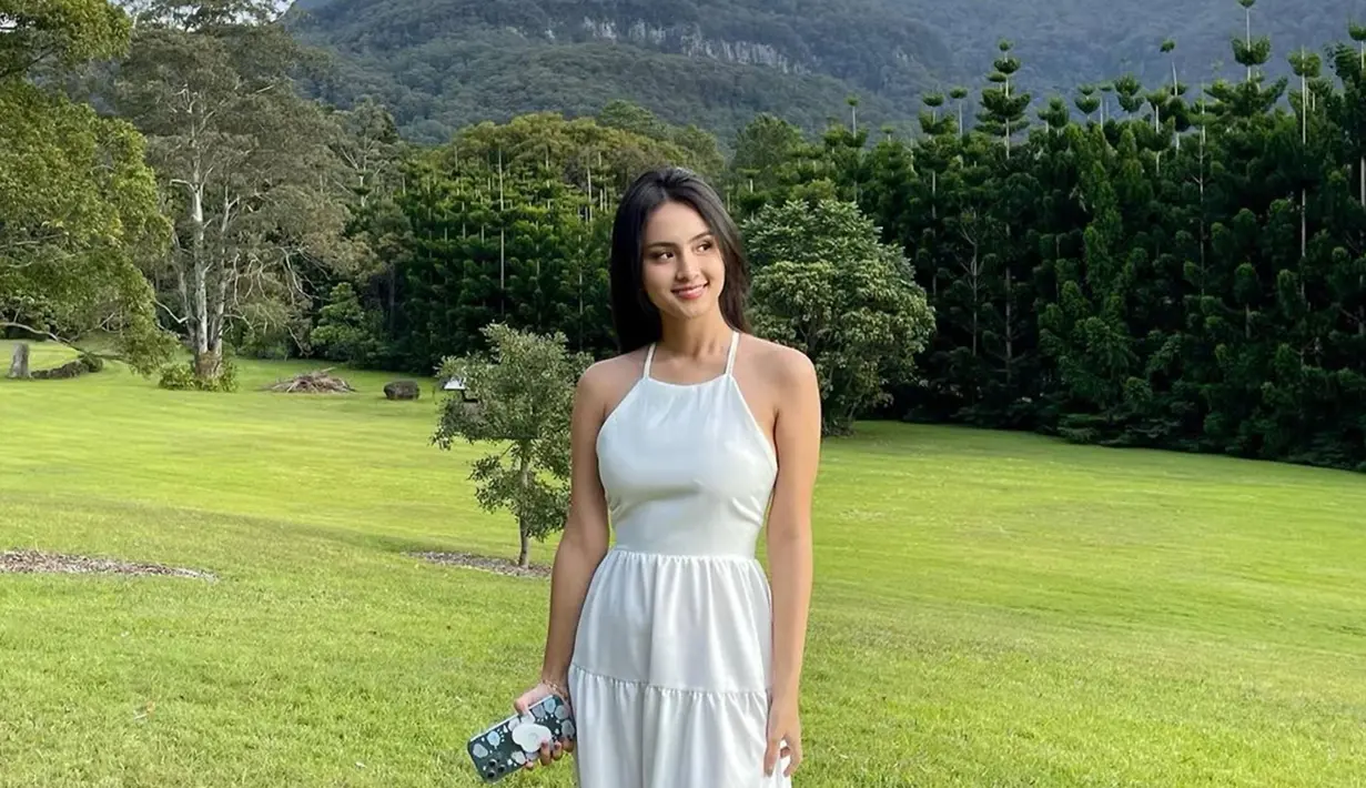 Pemilik nama lengkap Angie Marcheria, sudah bergabung dengan Bigetron sejak Februari 2021 kemarin. Setelah dua tahun bersama dan kerap mengisi berbagai acara dari tim e-Sports ini, sosoknya pun kerap disebut pacar online para fans dari Bigetron. Selain di dunia e-Sport, diketahui bahwa Angie melanjutkan pendidikannya di Negeri Gingseng, yaitu di Underwood International College Yonsei University. (Liputan6.com/IG/@angiemstwn)