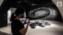 Pengunjung mengambil gambar karya seni kontemporer yang sedang dipamerkan di Distrik Seni, Gedung Sarinah, Jakarta Pusat, Senin (13/6/2022). Di tengah situasi transisi pandemi ke endemi, geliat seni semakin terbuka. (Liputan6.com/Johan Tallo)