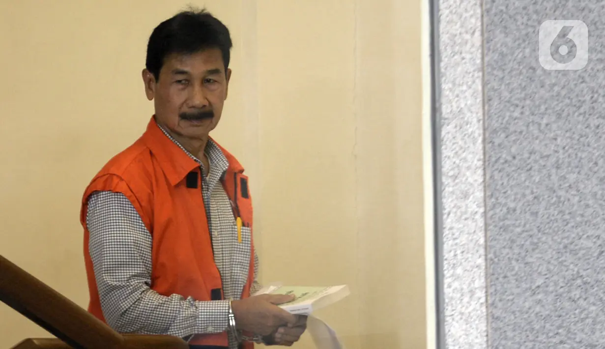 Bupati nonaktif Solok Selatan Muzni Zakaria bersiap menjalani pemeriksaan lanjutan oleh penyidik di Gedung KPK, Jakarta, Senin (24/2/2020). Muzni Zakaria diperiksa sebagai tersangka terkait suap proyek jembatan dan pembangunan masjid Solok senilai Rp 69,8  miliar. (merdeka.com/Dwi Narwoko)