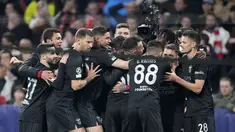 Penyerang Benfica, Darwin Nunez melakukan selebrasi bersama rekan setimnya setelah mencetak gol ke gawang Ajax pada pertandingan leg kedua babak 16 besar Liga Champions di Johan Cruyff ArenA di Amsterdam, Belanda, Rabu (16/3/2022). Benfica menang atas Ajax 1-0. (AP Photo/ Peter Dejong)
