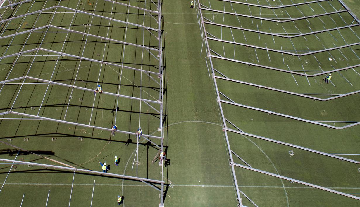Lokasi pembangunan rumah sakit lapangan sementara untuk menampung pasien terinfeksi Covid-19 di stadion Pacaembu, di Sao Paulo, Senin (23/3/2020). Sejumlah klub sepakbola papan atas Brasil meminjamkan stadion untuk diubah menjadi rumah sakit atau klinik darurat virus corona. (AP/Andre Penner)