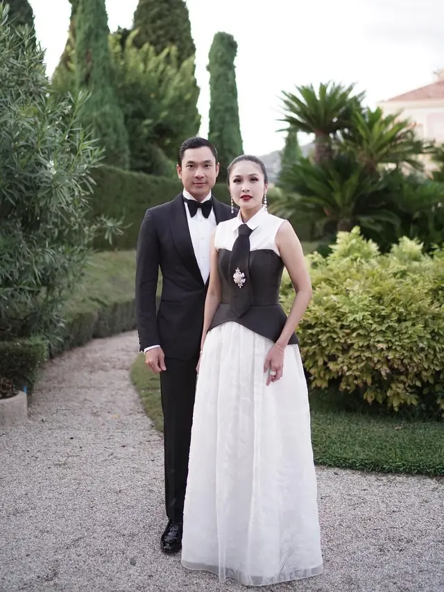 9 Potret Keren Sandra Dewi Dan Suami Hadiri Pernikahan Di Paris