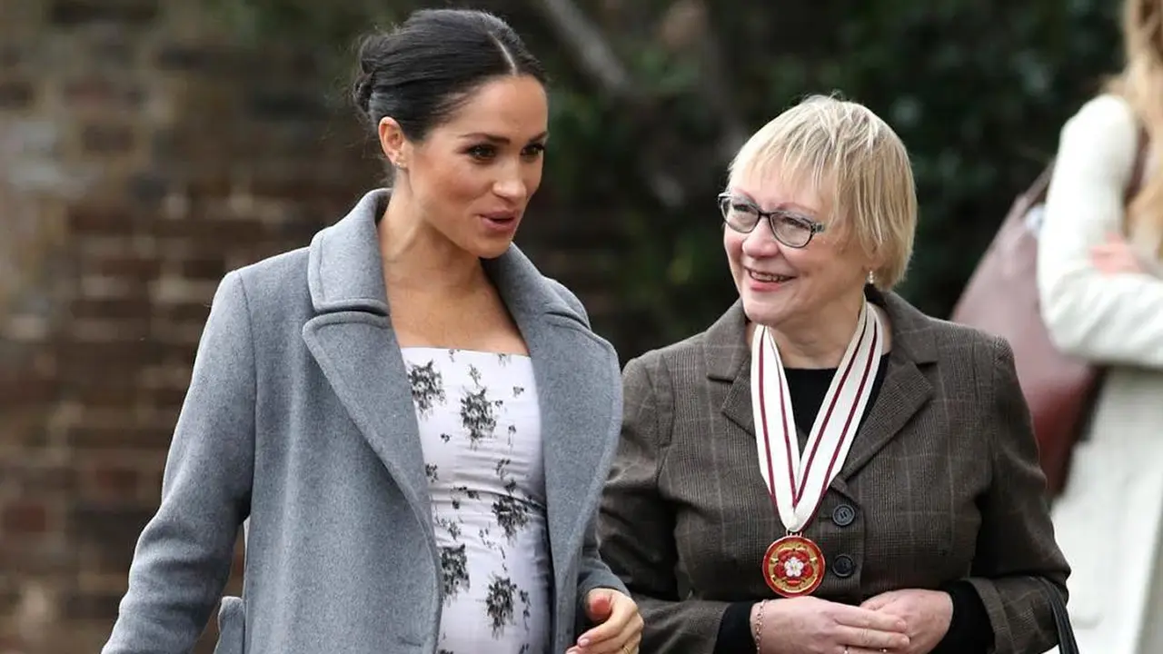 Lebih Berani, Meghan Markle Pamer Kehamilan dengan Gaun Square Neckline