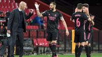 Pelatih Real Madrid, Zinedine Zidane, mengaku puas dengan kemenangan yang diraih timnya saat bersua Granada pada laga pekan ke-36 La Liga, Jumat (14/5/2021) dini hari WIB. (AFP/JORGE GUERRERO)