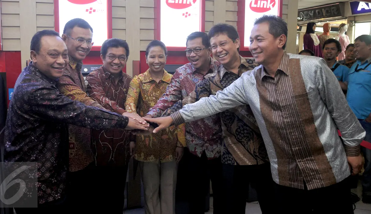 (Ki-ka) Deputi BUMN Gatot Trihargo, Dirut BNI Achmad Baiquni, Dirut BTN Maryono, Menteri BUMN Rini Soemarno, Dirut BRI Asmawi Syam, dan Dirut Bank Mandiri Budi Gunadi pada peluncuran Link ATM Himbar' di Jakarta, Senin (21/12). (Liputan6.com/Johan Tallo) 