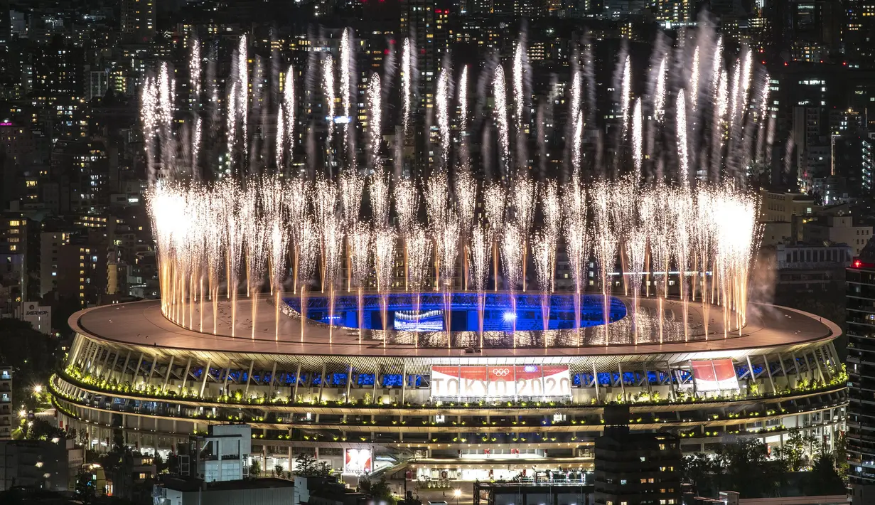 Kembang api menerangi langit di atas Stadion Olimpiade selama upacara penutupan Olimpiade Tokyo 2020, di Tokyo, pada 8 Agustus 2021. (AFP/Charly Triballeau)