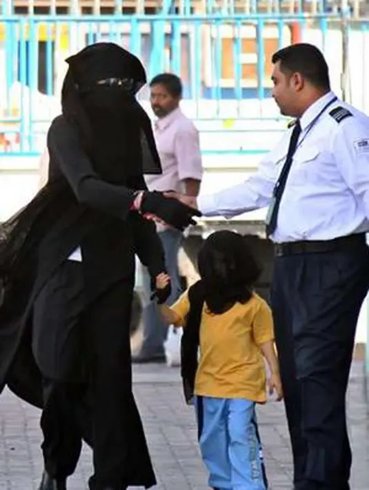 Penyanyi legendaris Michael Jackson dikabarkan pernah terlihat mengenakan baju abaya hitamnya dengan tutup kepala dan wajah berwarna hitam yang ditemui di pusat perbelanjaan di Bahrain pada tahun 2006. (doc.dailymail)