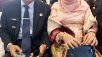 Amsi Djauhari saat berfoto bersama istrinya, usai dilantik menjadi Pjs Wako Pagaralam dua hari sebelum tutup usia (dok.istimewa / Nefri Inge)