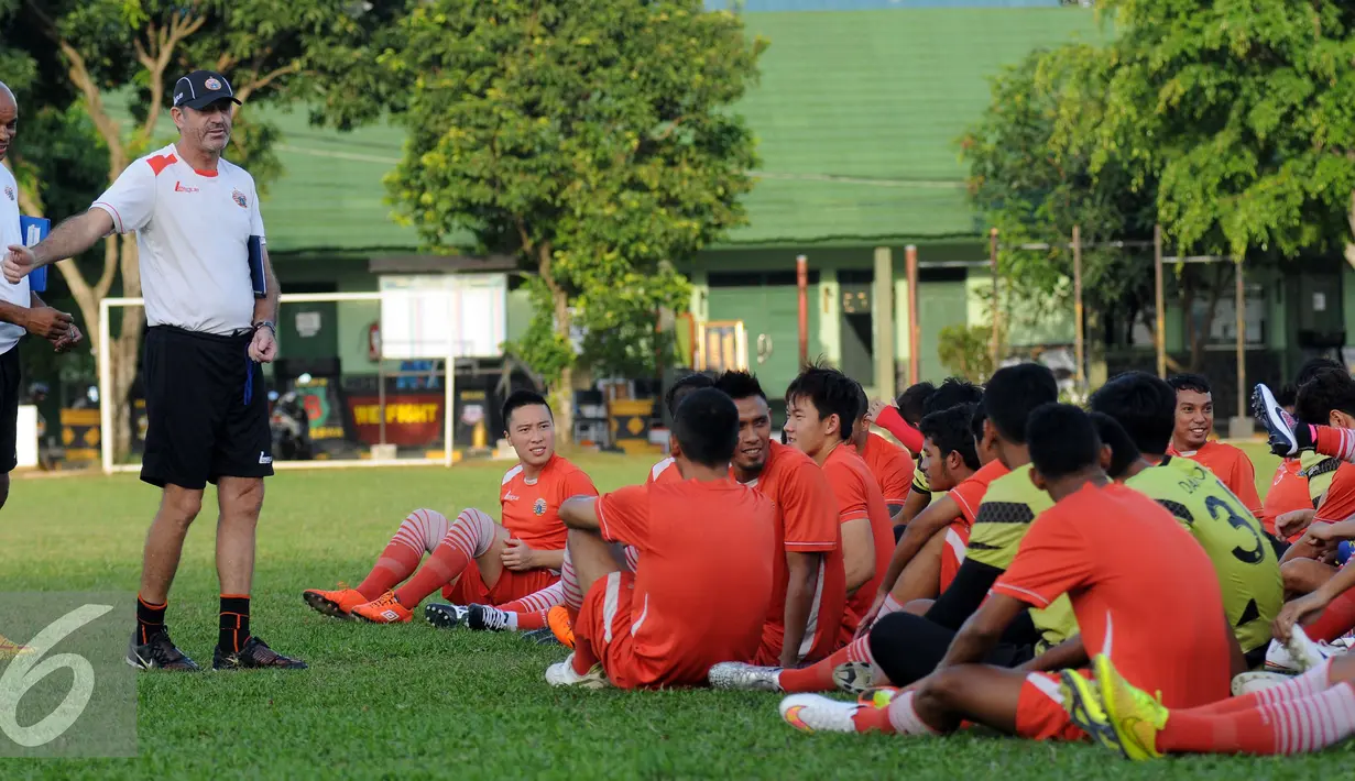 Pelatih Persija, Paulo Camargo (kedua kiri) memberi arahan jelang latihan di Lapangan Yon Zikon 14, Jakarta, Kamis (16/6/2016). Persija akan melakoni laga tandang melawan Arema Cronus (19/6). (Liputan6.com/Helmi Fithriansyah)