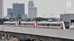 Rangkaian kereta ringan atau LRT rute Kelapa Gading-Velodrome melakukan uji coba, Jakarta, Senin (25/2). Pengoperasian LRT fase 1 rute Kelapa Gading-Velodrome molor dari jadwal yang direncanakan pada 25 atau 28 Februari 2019. (Merdeka.com/Iqbal S Nugroho)