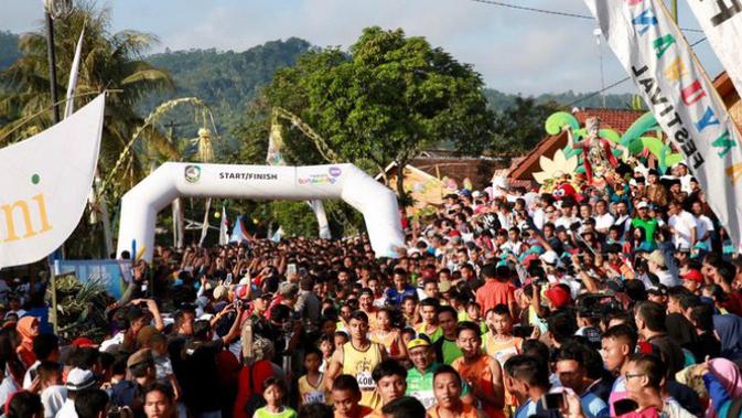 Ribuan peserta yang mengikuti acara wisata olahraga Chocolate Glenmore Run di Banyuwangi.