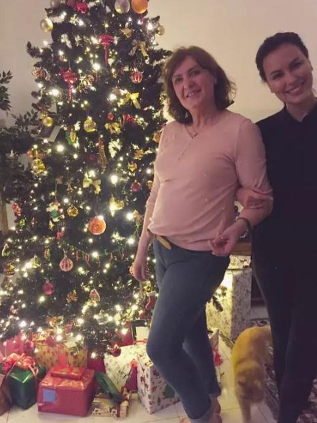 Jarang Terekspos, Ini 6 Potret Kebersamaan Sophia Latjuba dan Ibu Bulenya