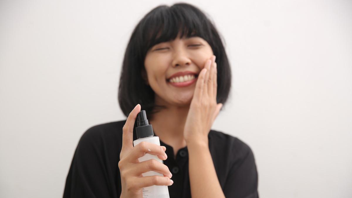 Lakukan Rutinitas Skincare Malam agar Wajah Glowing di Pagi Hari