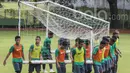 Para pemain mengangkat gawang saat mengikuti seleksi Timnas Indonesia U-22 di Lapangan SPH Karawaci, Banten, Rabu (8/3/2017). (Bola.com/Vitalis Yogi Trisna)