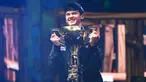 Remaja AS, Kyle Giersdorf alias Bugha merayakan kemenangannya pada turnamen game Piala Dunia Fornite kategori tunggal di Arthur Ashe Stadium, New York, Minggu (28/7/2019). Remaja 16 tahun ini membawa pulang hadiah senilai 3 juta dollar AS atau setara Rp 42 miliar. (Mike Stobe/Getty Images/AFP)