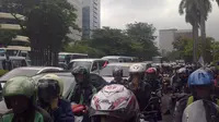 Ribuan relawan dan simpatisan pasangan Agus-Sylviana berdatangan ke GOR Soemantri Bojonegoro, Kuningan, Jakarta Selatan. (Liputan6.com/Moch Harun Syah)