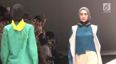 Kolaborasi seni bisa datang dari mana saja, contohnya desainer modest wear dengan kartunis. Hal unik ini hadir di JFW 2018.