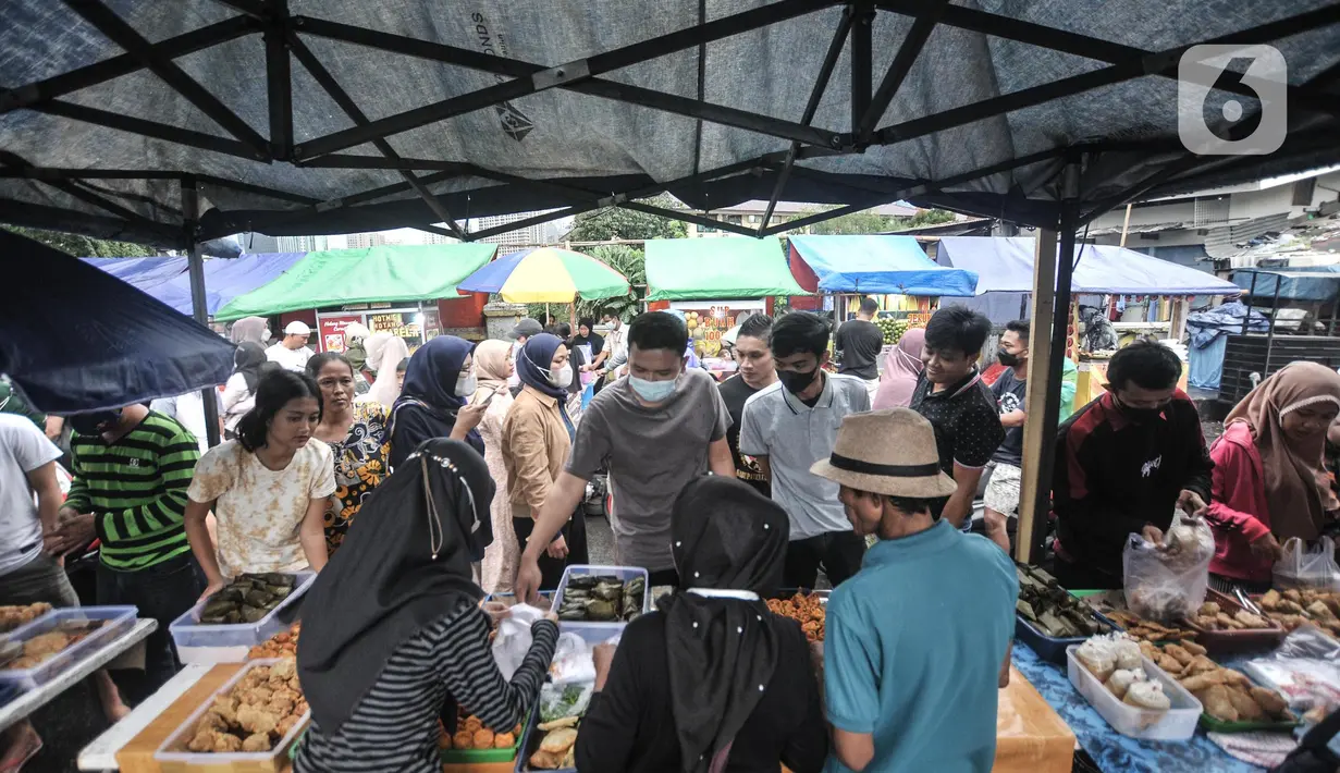 Warga saat berburu hidangan berbuka puasa atau takjil di kawasan Karet Tengsin, Tanah Abang, Jakarta Pusat, Minggu (3/4/2022). Berburu takjil merupakan tradisi umat muslim untuk disantap saat berbuka puasa. (merdeka.com/Iqbal S. Nugroho)