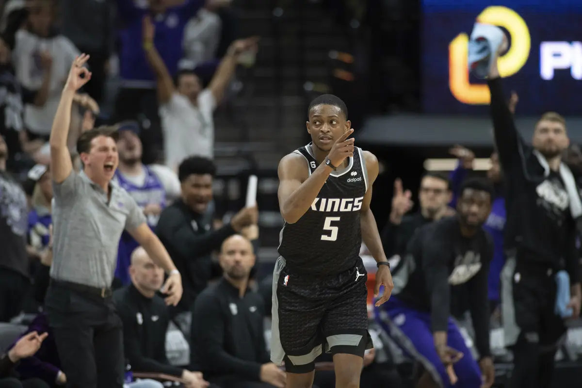 Aksi pemain Kings De'Aron Fox saat melawan Warriors di play-off NBA