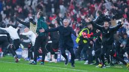 Sebuah momen hampir mustahil terjadi di Estadio da Luz, Lisbon. Ketika waktu hampir habis dan harapan Benfica tampak memudar, justru sang kiper, Anatoliy Trubin, muncul sebagai pahlawan. Gol sundulannya di menit ke-98 menjadi penutup laga penuh drama yang mengantar Benfica asuhan Jose Mourinho ke babak play-off Liga Champions. (AP Photo/Armando Franca)