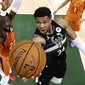 Giannis Antetokounmpo berhasil mencetak double-double dengan rincian 50 poin, 14 rebound, dua assist, dan lima blok dalam 42 menit bermain. Hal itu berarti 47,6 persen dari total poin milik Milwaukee Bucks di gim keenam dicetak oleh dirinya. (Foto: AP/Pool/Justin Casterline)