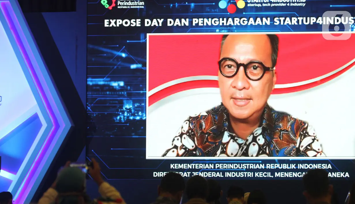 Menteri Perindustrian Agus Gumiwang memberikan sambutan secara virtual pada penghargaan kompetisi Startup4Industry 2020 di Jakarta, Selasa (08/12/2020). Kompetisi mengusung 3 topik yaitu : e-Commerce enabler, Masa Adaptasi Kebiasaan Baru dan Efisiensi Manufaktur. (Liputan6.com/Pool/Kemenperin)