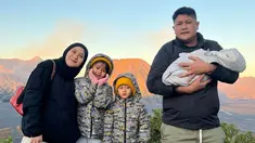 Wisata alam di Gunung Bromo memang memberikan sensasi segar, dari suhu yang dingin dan pemandangan gunung-gunung yang indah. Disini bisa menikmati indahnya hamparan padang rumput dan padang pasir yang nyaman buat piknik bersama keluarga. (Liputan6.com/IG/@ryana_dea)