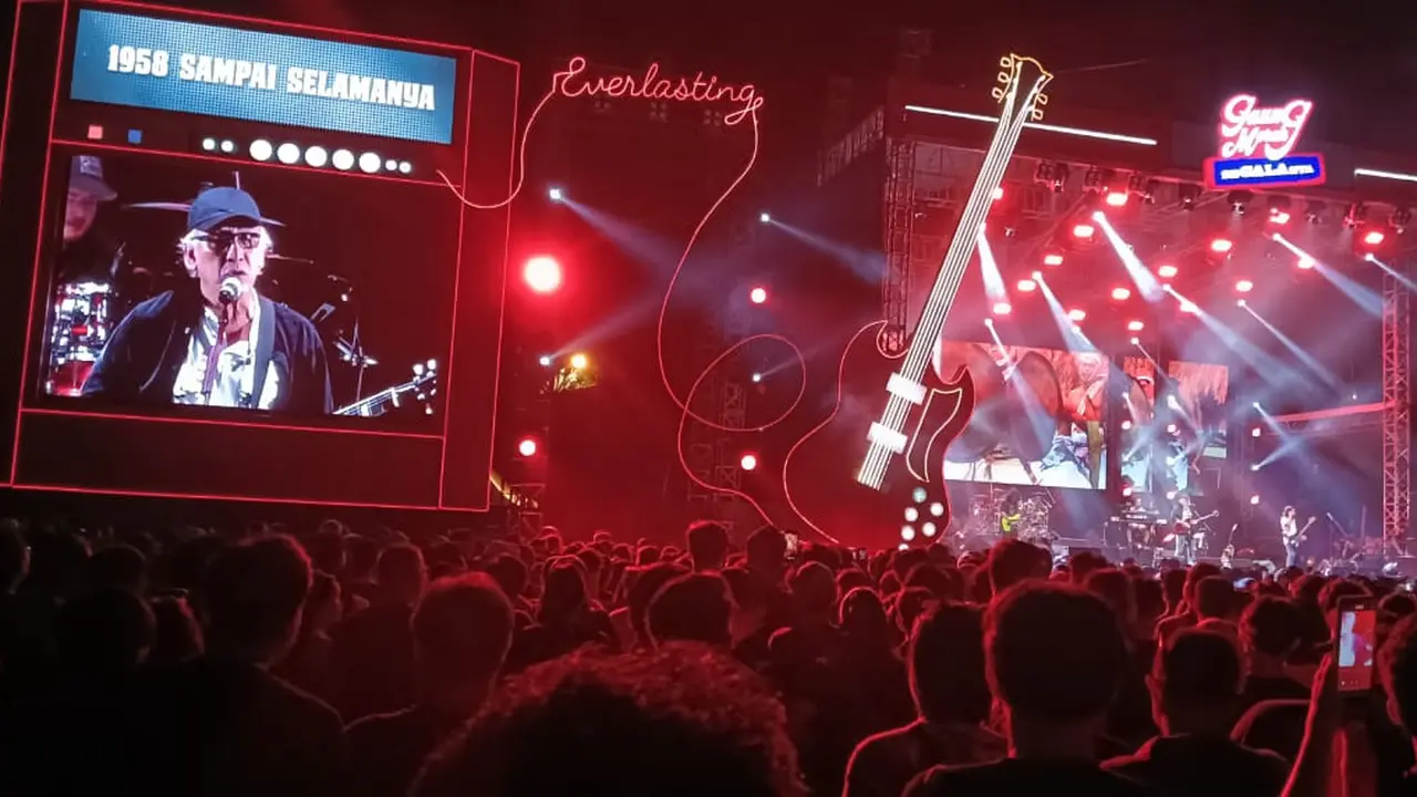 Musisi legendaris Indonesia Iwan Fals tampil memukau di hadapan puluhan ribu warga Manado dalam konsernya yang digelar, Sabtu (18/1/2025), di Lapangan KONI Sario, Kota Manado, Sulut.