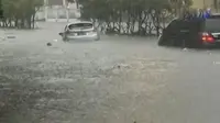 Hujan yang mengguyur kawasan Bandung membuat Jalan Pasteur terendam banjir. Sementara evakuasi penumpang KMP Lambelu terus dilakukan.