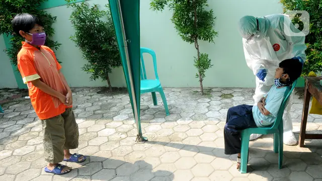 FOTO: Puskesmas Cinere Tes PCR Warga yang Pernah Berhubungan dengan Pasien COVID-19