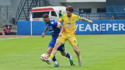 Duel dari kedua tim tersebut berlangsung panas sejak awal pertandingan. Baik tuan rumah maupun tim tamu saling melancarkan serangan. (Bola.com/Erwin Snaz)