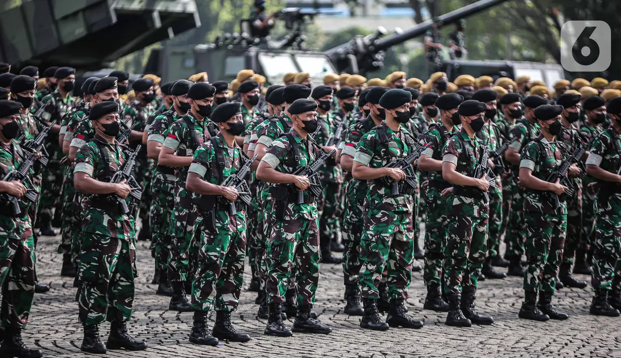 Prajurit TNI AD mengikuti Apel Gelar Pasukan Jajaran TNI AD di Lapangan Monas, Jakarta, Selasa (25/1/2022). Pasukan TNI AD dan Alutsista dipamerkan saat mengikuti gelar apel pasukan. (Liputan6.com/Faizal Fanani)