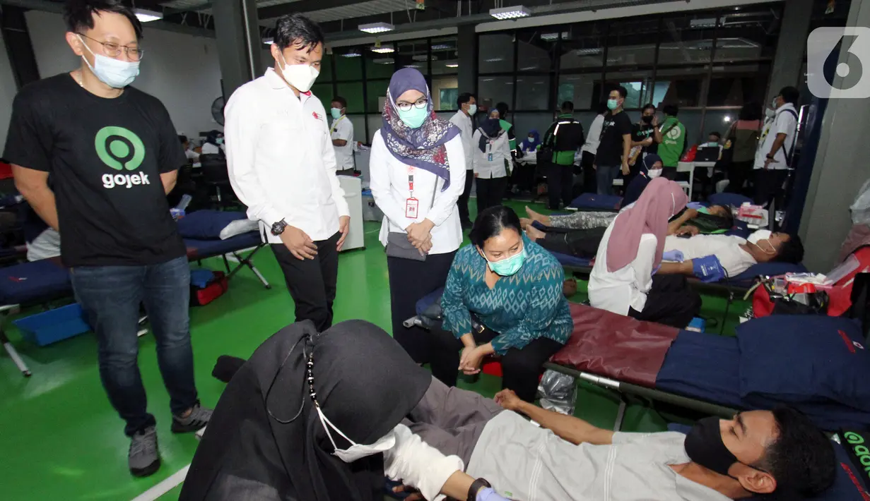 <p>(Ki-Ka) Head of Logistics Gojek Steven Halim, Ketua Bidang Kerja Sama dan Kemitraan Pengurus Provinsi PMI DKI Jakarta Arya Sandhiyudha dan Kepala Unit Donor Darah PMI Provinsi DKI Jakarta Ni Ken Ritchie meninjau kegiatan donor darah pada kerja sama Gojek dan PMI Provinsi DKI Jakarta dalam pengiriman instan transfusi darah antara PMI dan Rumah Sakit di Jakarta, Senin (25/4/2022). (Liputan6.com/Fery Pradolo)</p>