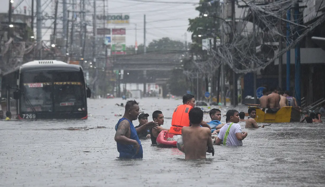 70 penerbangan domestik dibatalkan imbas dari banjir yang menggenangi kota Manila. (Ted ALJIBE/AFP)