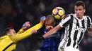Kiper Inter Milan, Samir Handanovic, berusaha mengamankan bola dari gawangnya saat pertandingan melawan Juventus pada laga Serie A di Stadion Allianz, Turin, Minggu (10/12/2017). Juventus bermain imbang 0-0 dengan Inter Milan. (AFP/Marco Bertorello)