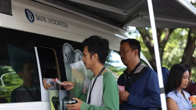 Jelang Lebaran 2026, Warga Antre Tukar Uang Baru di Kas Keliling Bank Indonesia