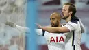 Striker Tottenham Hotspur, Harry Kane (kanan) melakukan selebrasi bersama Lucas Moura usai mencetak gol kedua timnya ke gawang Aston Villa dalam laga lanjutan Liga Inggris 2020/2021 pekan ke-29 di Villa Park, Minggu (21/3/2021). Tottenham menang 2-0 atas Aston Villa. (AP/Tim Keeton/Pool)