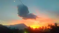Warganet dibuat heboh dengan kemunculan awan menyerupai sosok Semar di tengah status siaga Gunung Merapi, Kamis (12/11/2020). (@Merapi_Uncover)