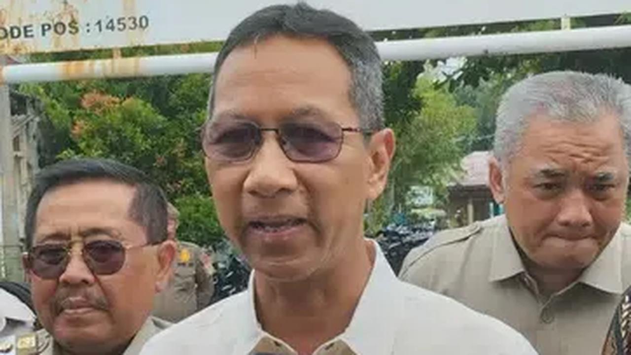 Sebelumnya, Penjabat Gubernur DKI Jakarta Heru Budi Hartono mengatakan bahwa penggantian rumput JIS sekarang menjadi tanggung jawab Pemprov. Padahal, mulanya hal itu merupakan kewenangan Kementerian PUPR dengan anggaran Rp6 miliar.