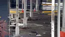 Puing-puing berserakan di dalam alun-alun bea cukai di perbatasan Rainbow Bridge, Air Terjun Niagara, New York, Amerika Serikat (AS), Rabu (22/11/2023). Penyeberangan perbatasan antara AS dan Kanada telah ditutup setelah sebuah kendaraan meledak di sebuah pos pemeriksaan jembatan dekat Air Terjun Niagara. (Derek Gee/The Buffalo News via AP)