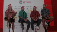 Legenda Liverpool Roy Evans, Jason McAteer, Gary McAllister, Patrik Berger hadir pada acara LFC World di Mal Taman Angrek, Jakarta (08/03/2018). (Bola.com/Nick Hanoatubun)