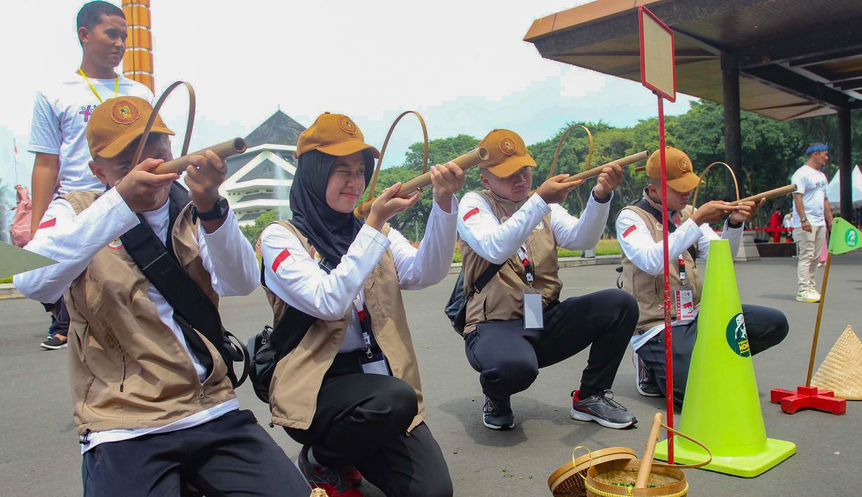 Ragam permainan dari 33 provinsi di Indonesia, termasuk Bodu Bue Duk Doeng dari Aceh, Pacu Upiah dari Sumatera Barat, Balogo dari Kalimantan Selatan, hingga panahan khas Merauke dari Papua Selatan tampil dalam perhelatan ini. Tampak dalam foto, anak-anak mencoba permainan tradisional di acara Teras Main Indonesia 2025 di Taman Mini Indonesia Indah (TMII), Jakarta, Sabtu (15/11/2025). (merdeka.com/Arie Basuki)