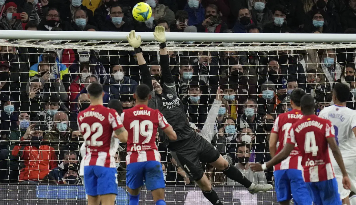 Tak lama berselang, Thibaut Courtois kembali menunjukkan kelasnya dengan menahan tendangan bebas Thomas Lemar. (AP/Bernat Armangue)