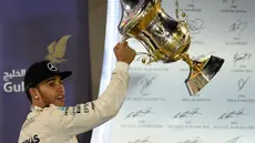 Lewis Hamilton meraih gelar ketiganya musim ini di GP Bahrain. (photo by AFP/FAYEZ NURELDINE)
